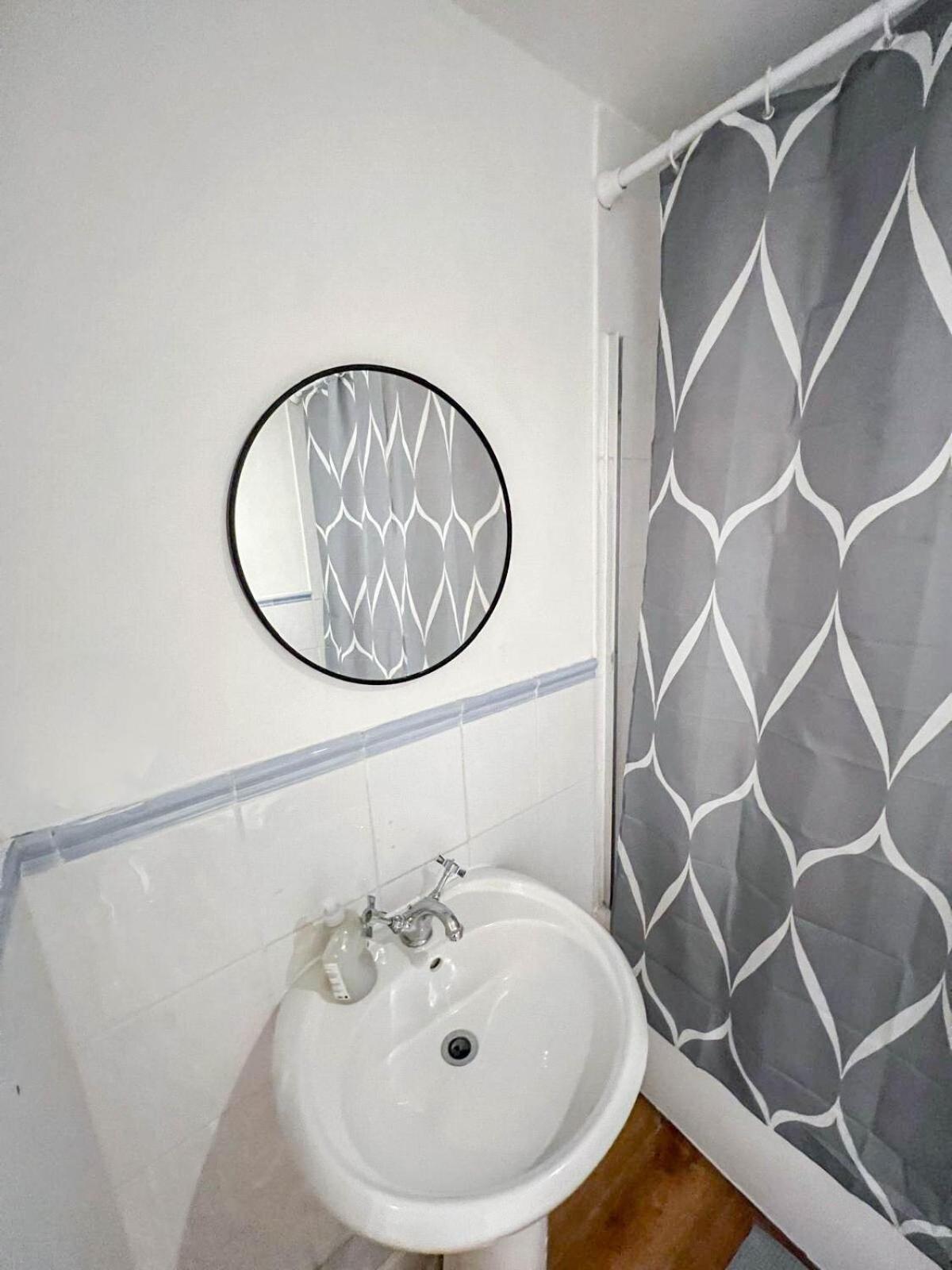 Lovely 1 Bedroom Flat In West Kensington London, Shepherd's Bush Apartment London