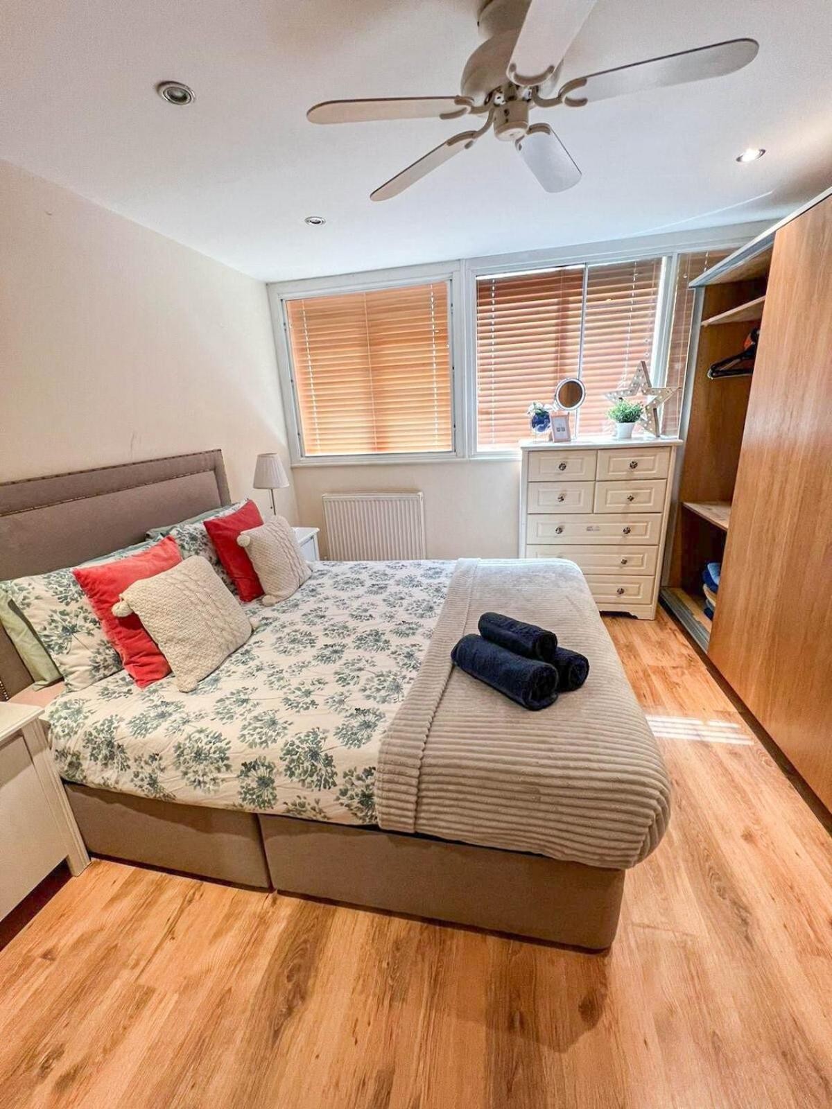 Lovely 1 Bedroom Flat In West Kensington London, Shepherd's Bush Apartment